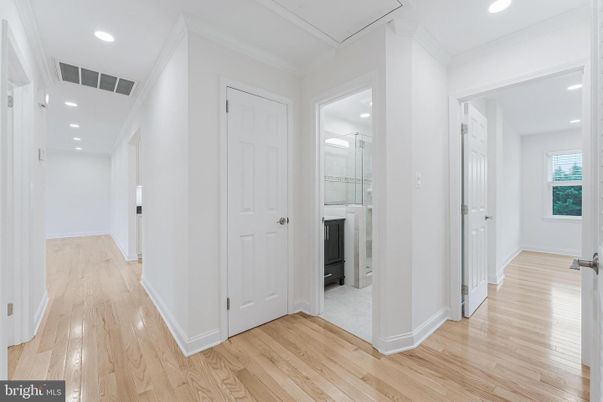 Bathroom, Interior, Recessed Lighting, Wood Texture Flooring