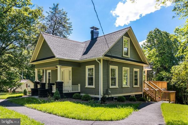Exterior, Facade, Queen Anne Victorian