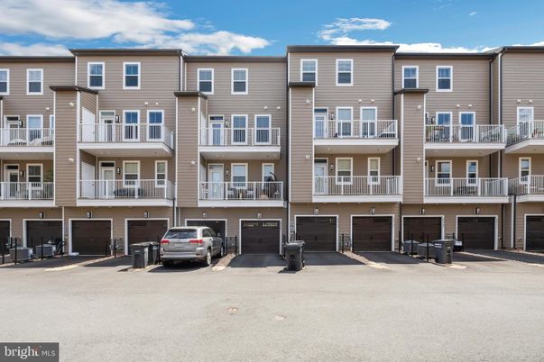 Attached, Exterior, Facade, Rowhouse