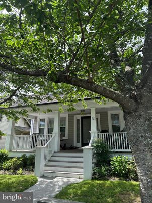 Exterior, Facade, American Foursquare