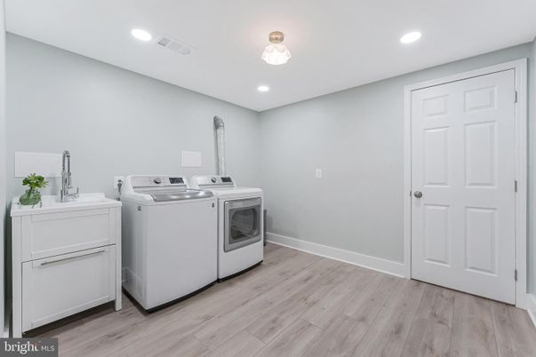 Interior, Recessed Lighting, Washer, Wood Texture Flooring