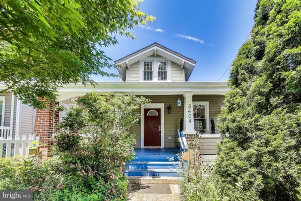 Exterior, Facade, American Foursquare