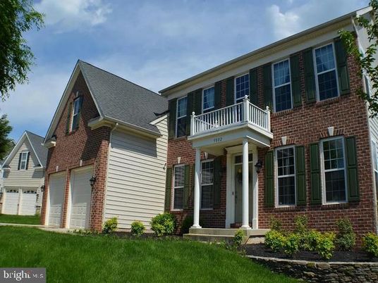 Attached, Exterior, Facade, Brick Facade, Georgian