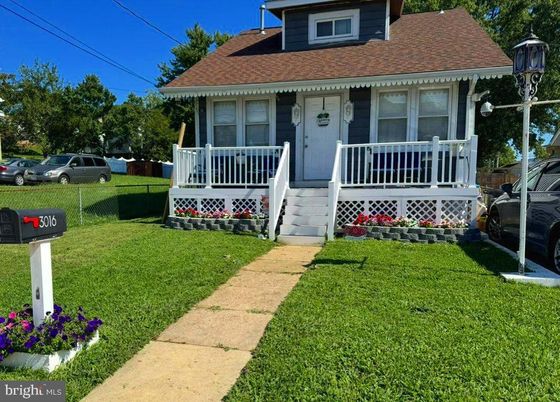Exterior, Facade, American Foursquare