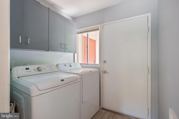 Interior, Washer, Wood Texture Flooring