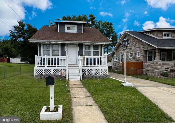 Exterior, Facade, American Foursquare