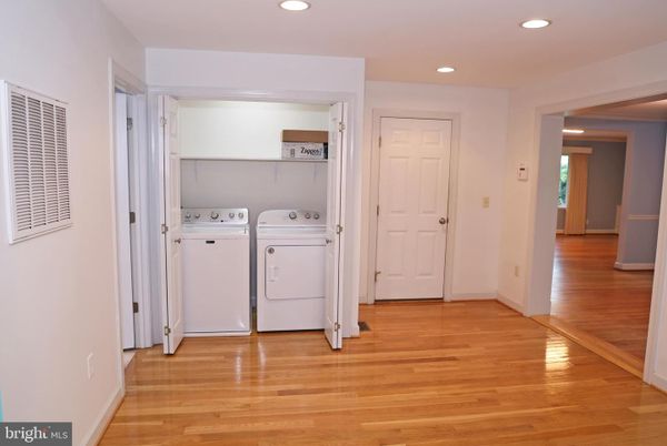 Interior, Recessed Lighting, Washer, Wood Texture Flooring
