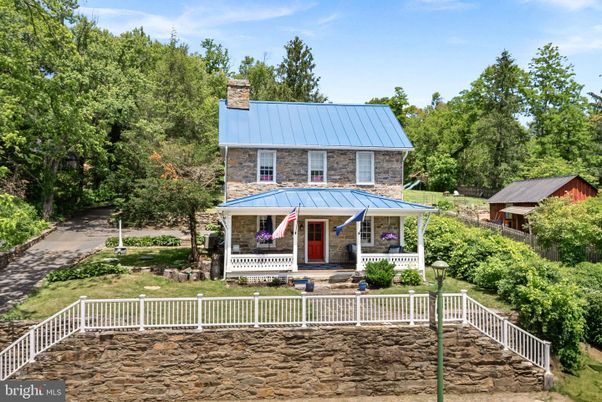 Backyard, Exterior, Facade, Queen Anne Victorian