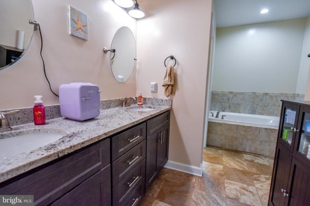Bathroom, Dual Sink Vanities, Interior, Recessed Lighting