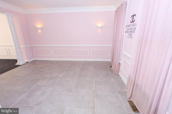 Empty room, Interior
