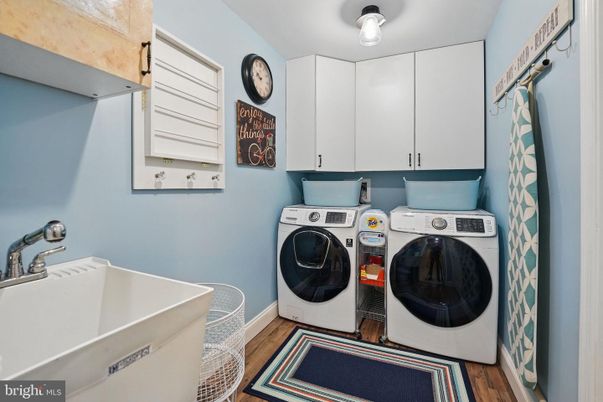 Interior, Washer, Wood Texture Flooring