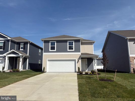 Attached, Exterior, Facade, Split Level