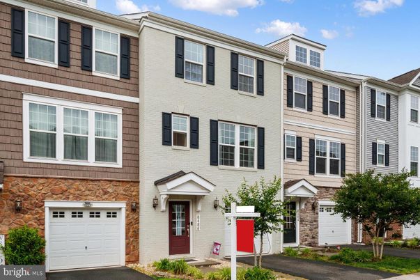 Attached, Exterior, Facade, Rowhouse
