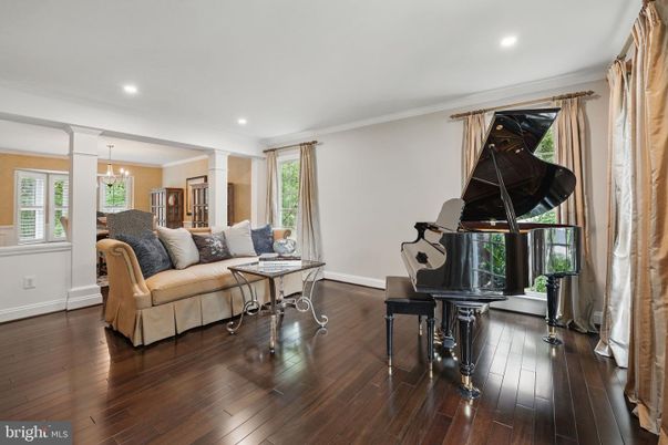 Interior, Living room, Pendant Lights, Piano, Recessed Lighting, Wood Texture Flooring