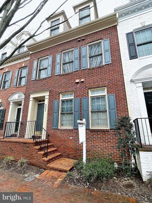 Exterior, Facade, Brick Facade, Rowhouse