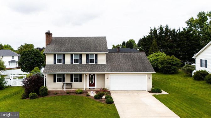 Attached, Exterior, Facade, Cape Cod