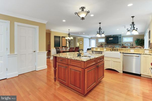 Chandelier, Dining room, Interior, Kitchen, Pendant Lights, Recessed Lighting, Stainless Steel Appliances, Wood Texture Flooring