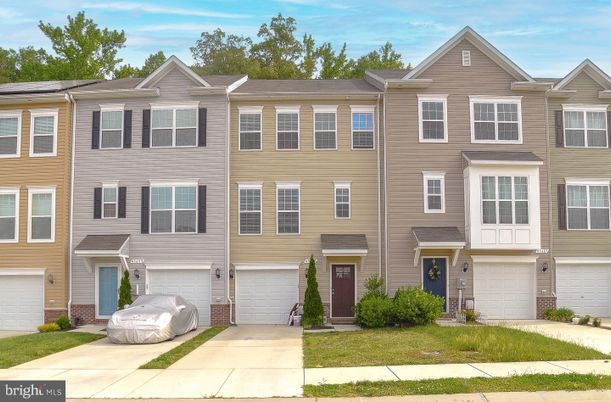 Attached, Exterior, Facade, Rowhouse