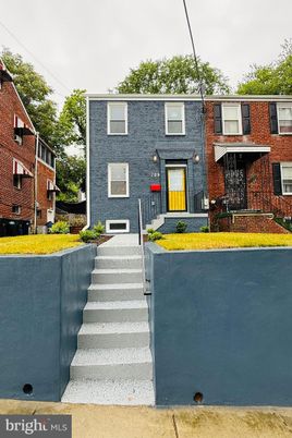 Exterior, Facade, Brick Facade, Rowhouse