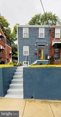 Exterior, Facade, Rowhouse