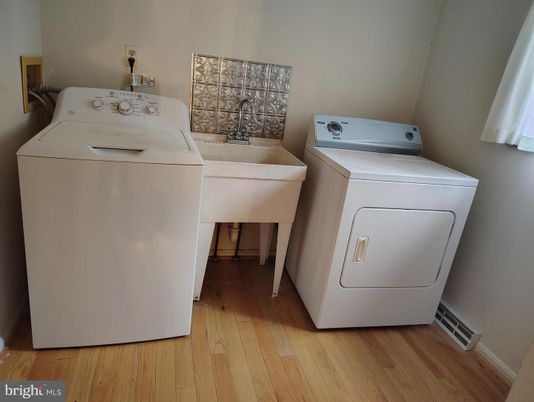 Interior, Utility Closets, Washer, Wood Texture Flooring
