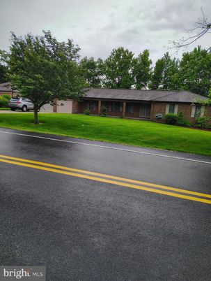 Attached, Exterior, Facade, Brick Facade, Ranch