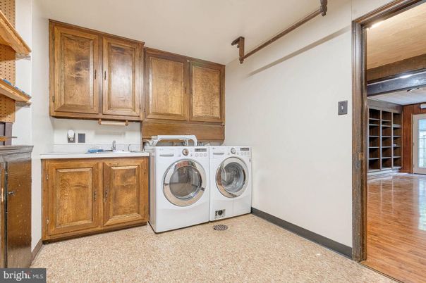 Interior, Washer, Wood Texture Flooring