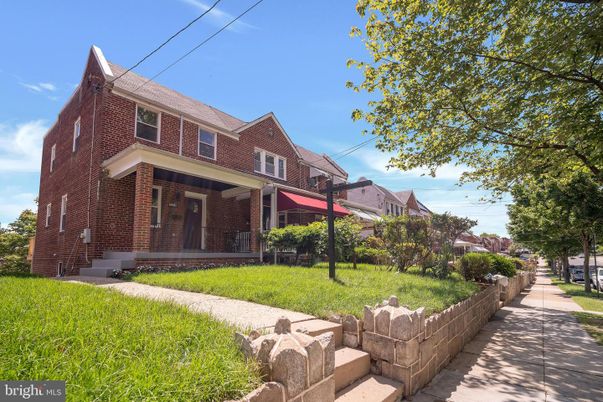 Exterior, Facade, Brick Facade, Cape Cod