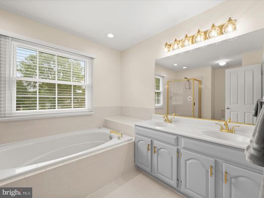 Bathroom, Dual Sink Vanities, Interior, Recessed Lighting
