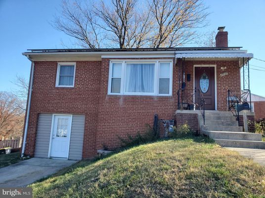 Exterior, Facade, Brick Facade, Raised Ranch