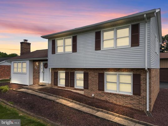 Exterior, Facade, Brick Facade, Split Level