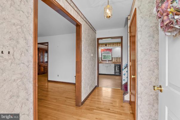 Interior, Pendant Lights, Wood Texture Flooring