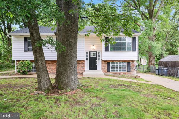 Exterior, Facade, Brick Facade, Raised Ranch