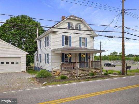 Attached, Exterior, Facade, Queen Anne Victorian
