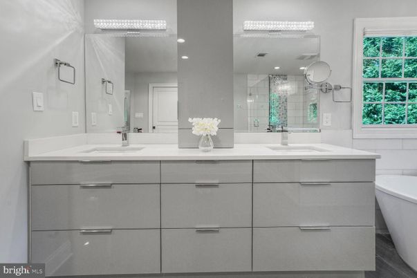 Bathroom, Dual Sink Vanities, Interior, Recessed Lighting