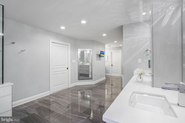 Bathroom, Interior, Recessed Lighting
