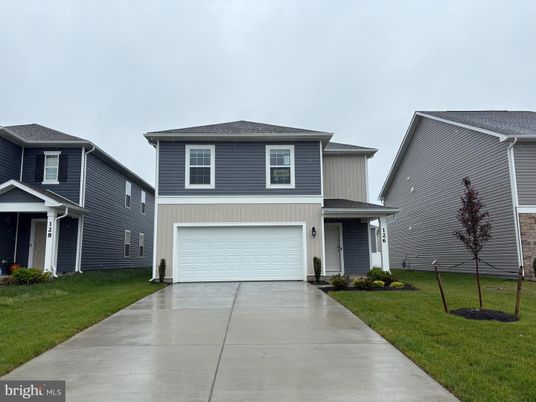 Attached, Exterior, Facade, Split Level