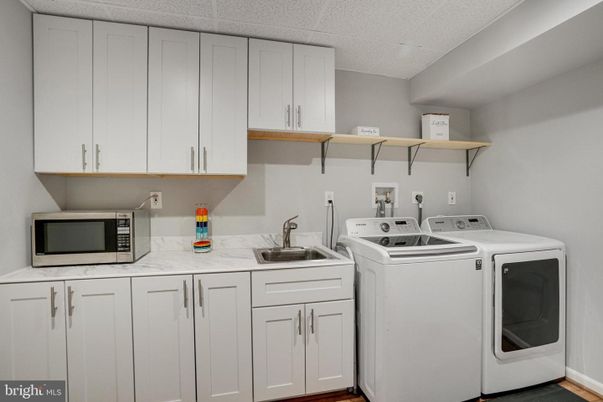 Interior, Washer, Wood Texture Flooring
