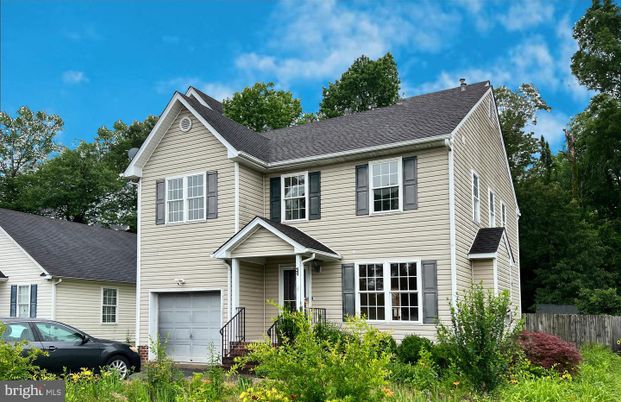 Attached, Exterior, Facade, Farmhouse