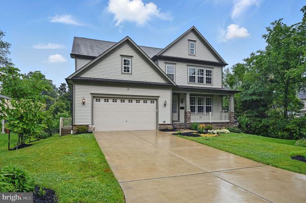 Attached, Exterior, Facade, Farmhouse
