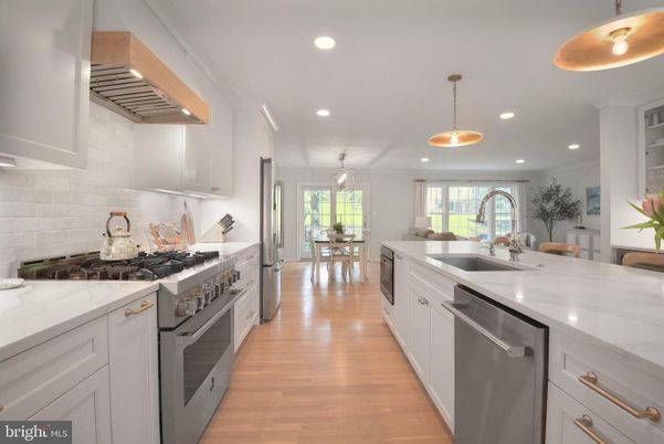 Dining room, Interior, Kitchen, Pendant Lights, Recessed Lighting, Stainless Steel Appliances, Wood Texture Flooring