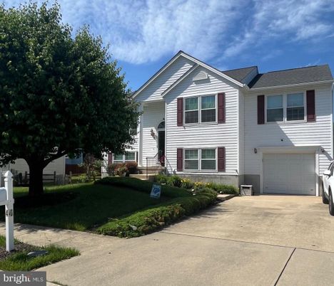 Attached, Exterior, Facade, Farmhouse