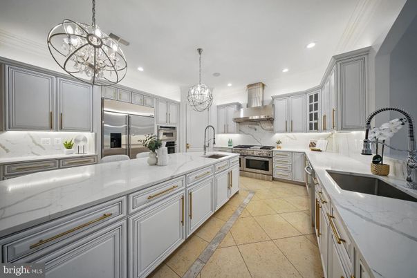 Chandelier, Interior, Kitchen, Recessed Lighting, Stainless Steel Appliances