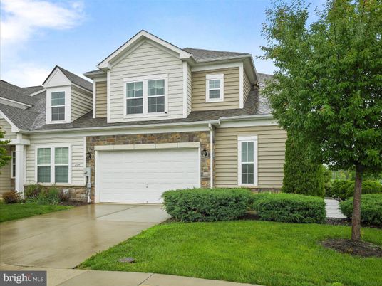 Attached, Exterior, Facade, American Craftsman