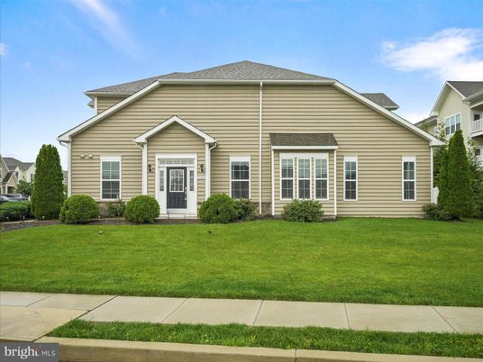 Exterior, Facade, Ranch