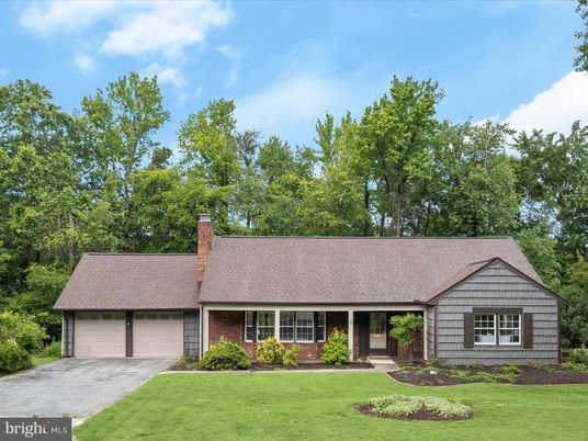 Attached, Exterior, Facade, Brick Facade, Ranch