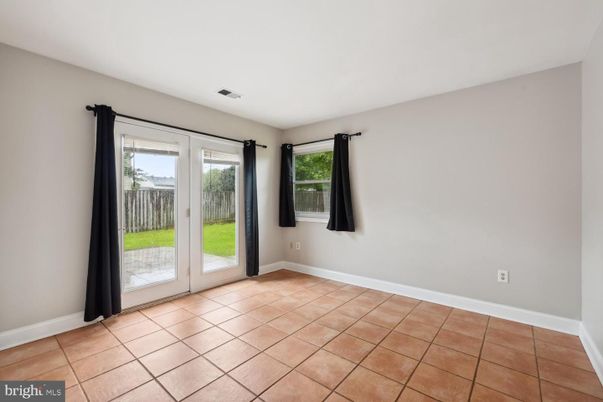Empty room, Interior