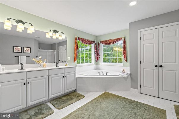 Bathroom, Dual Sink Vanities, Interior, Recessed Lighting