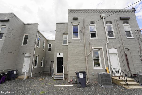 Exterior, Facade, Rowhouse