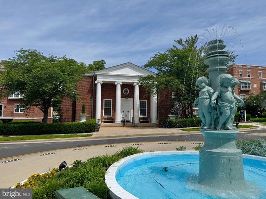 Exterior, Facade, Brick Facade, Pool, Georgian
